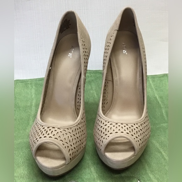 apt 9 peep toe heels